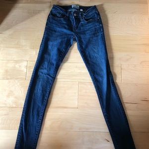 low rise dark wash jeans in amazing condition !!